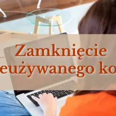 Kobieta z laptopem na kolanach, tekst "Zamknięcie nieużywanego konta" sugeruje, po jakim czasie bank zamyka nieużywane konto.