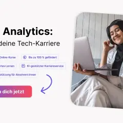 Frau mit Kopfhörern lernt Data Analytics online. Das Studium bietet Live-Kurse, Projektarbeit und Karriereunterstützung.