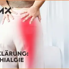 Frau hält sich den schmerzenden Hüftbereich, der rot markiert ist. Erklärend: Ischialgie. Was tun bei Ischias Schmerzen?