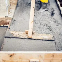 Wylewanie betonu B20, sprawdzanie jego konsystencji. Cena za m3 betonu B20 jest kluczowa przy planowaniu budowy.
