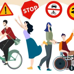Un hombre sonriente va en bicicleta, rodeado de señales de tráfico y personas diversas.