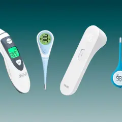 Fyra digitala termometrar, varav en är en termometer bäst i test, visar olika temperaturer.