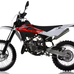 Husqvarna CR 125 dane techniczne: biało-czerwony motocykl crossowy z widocznym silnikiem i oponami terenowymi.
