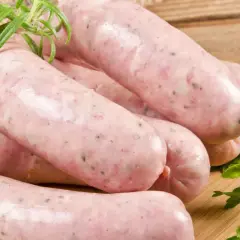 Świeża biała kiełbasa z ziołami, gotowa do parzenia. Idealna na Wielkanoc.