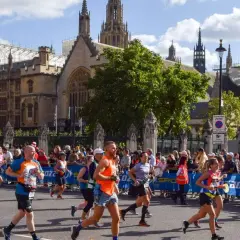 Des coureurs traversent Londres, le parcours du marathon longeant le Parlement.