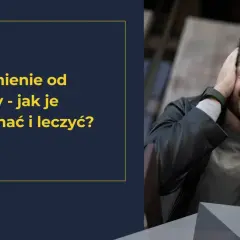 Mężczyzna z rękami na uszach, cierpiący z powodu uzależnienia od heroiny. Tekst informuje o rozpoznawaniu i leczeniu.