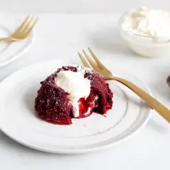 Red velvet recept: Mjuk, varm chokladkaka med krämig topping. Perfekt för en mysig fika.