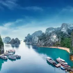 Wietnam kiedy jechać? Zatoka Ha Long z łodziami i wapiennymi wyspami. Idealny czas na podróż to wiosna i jesień.