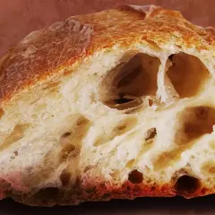 Un pain artisanal à la mie aérée et à la croûte dorée. Le secret pour savoir quel pain ne fait pas grossir ? Celui-ci, léger et savoureux !