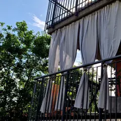 Jak zamontować zasłony na balkonie w bloku bez wiercenia i stresu