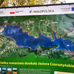 Mapa ścieżki rowerowej dookoła Jeziora Czorsztyńskiego. Trasa biegnie brzegami jeziora, oferując piękne widoki i atrakcje turystyczne.