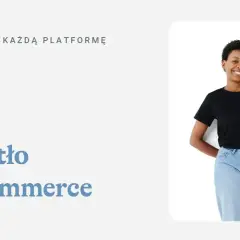 Uśmiechnięta kobieta w czarnej koszulce i jeansach na białym tle. Zdjęcia na każdą platformę, białe tło w ecommerce.
