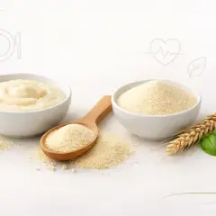 Kasza manna, przygotowana z pszenicy, zawiera gluten. Na zdjęciu widać gotową kaszę, jej ziarna i kłos zboża.