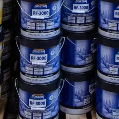 Cubos de pintura Soetam RF-2000 y RF-3000, ideales como mejor pintura para exterior, apilados y listos para proteger fachadas.