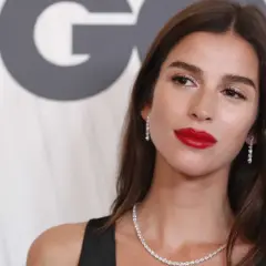 Sandra Gago, con labios rojos y joyas brillantes, posa ante un fondo con el logo de GQ.