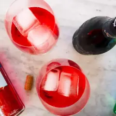 Dwa orzeźwiające drinki z campari, lodem i butelką tego włoskiego likieru. Idealne na letnie popołudnie.