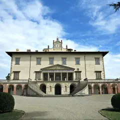 Villa medicea di Poggio a Caiano, con scalinata imponente, loggiato ad archi e un grande orologio sulla facciata.