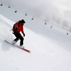 Jak ustalić, która noga z przodu na snowboardzie jest najlepsza?
