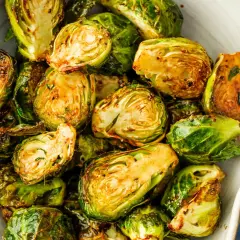 Krispiga och gyllene brysselkål i airfryer, serverade i en skål. Perfekt tillbehör!