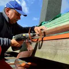 Jaka wkrętarka dla dekarza - wybierz najlepsze narzędzie do dachu
