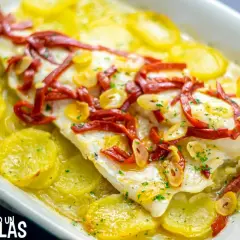 Bacalao al horno con patatas, pimientos rojos y ajo. Una receta bacalao al horno sencilla y deliciosa, lista para disfrutar.