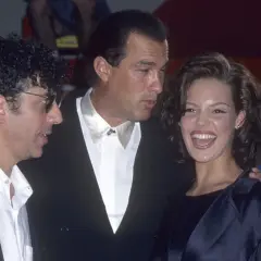 Steven Seagal z żoną i przyjacielem na czerwonym dywanie.