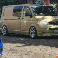 Złoty bus, przeróbka busa na kampera przepisy. Stylowe felgi i naklejki dodają mu charakteru.