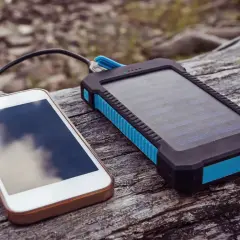 Telefon ładuje się dzięki powerbankowi solarnemu. To rozwiązanie, jak naładować telefon bez prądu w plenerze.