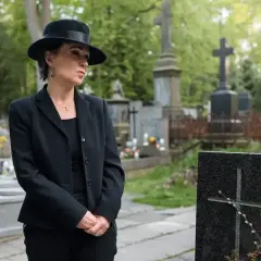 Kobieta w żałobie na cmentarzu. Zastanawia się, jakie prawa ma konkubina po śmierci konkubenta.