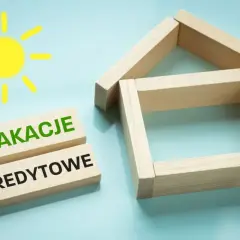 Słońce i dom z klocków symbolizują wakacje kredytowe. Sprawdź warunki, by cieszyć się zasłużonym odpoczynkiem bez zmartwień.