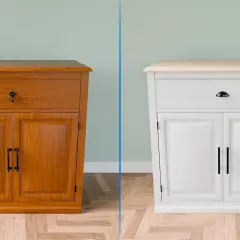 Avant/Après : un meuble en bois vernis transformé en meuble blanc repeint, avec de nouvelles poignées.