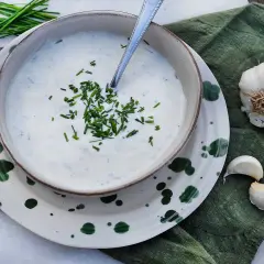 Kall sås till lax, en krämig crème fraiche-baserad sås med gräslök och vitlök. Perfekt till sommarmaten!
