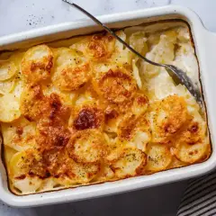 Gratin dauphinois doré, prêt à être dégusté. Le temps de cuisson au four chaleur tournante a été parfait pour ce plat réconfortant.