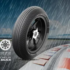 Pneumatico Michelin su pista bagnata, con pioggia battente. La tecnologia Michelin Silica garantisce un'ottima durata pneumatici e aderenza.