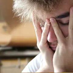 Jak pomóc osobie z nerwicą - skuteczne strategie wsparcia emocjonalnego