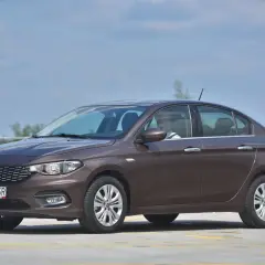 Brązowy Fiat Tipo sedan, idealny do miasta. Poznaj jego wymiary i możliwości.
