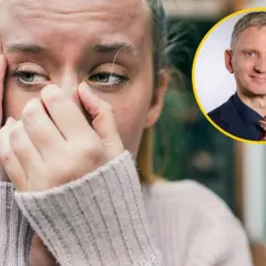 Zmartwiona kobieta z dłońmi na twarzy, obok uśmiechnięty mężczyzna. Czy to początek utraty pamięci?