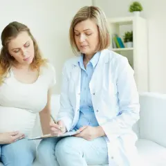 Lekarka rozmawia z ciężarną o tym, kiedy można poznać płeć dziecka w ciąży.