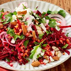 Bunter Linsensalat mit Roter Bete, Feta und Mandeln. Perfekt als gesundes essen zum mitnehmen für die Mittagspause.