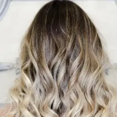 Piękne, falowane włosy z efektem balayage. Sprawdź, jaka jest balayage cena i odmień swój wygląd!