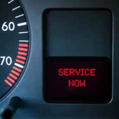 Luz EPC encendida en el salpicadero de un coche, junto a un mensaje rojo que dice "SERVICE NOW".