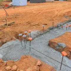 Jaki fundament pod ogrodzenie wybrać, aby uniknąć problemów?