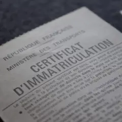 Certificat d'immatriculation français, mentionnant les obligations du titulaire. Un inconvénient carte grise collection peut être la complexité des démarches administratives.