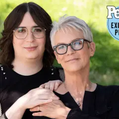 Jamie Lee Curtis och hennes dotter Ruby, en stolt ruby guest, ler mot kameran utomhus.