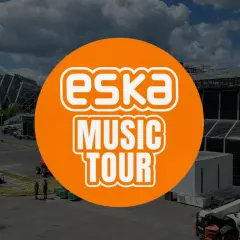 Pomarańczowe koło z napisem "ESKA MUSIC TOUR" na tle sceny koncertowej i parkingu.