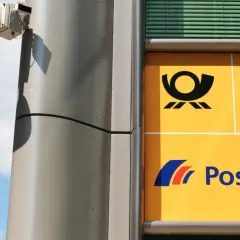 Überwachungskamera über dem Logo von Postbank und DHL. Vielleicht gibt es Postbank Probleme.