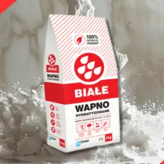 Białe wapno hydratyzowane w worku, eksplodujące w chmurze pyłu. Produkt naturalny do budowy.