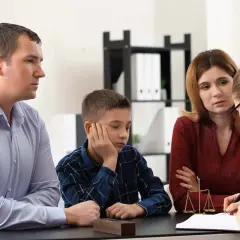 Rodzina z synem rozmawia z prawniczką o uchylenie nadzoru kuratora rodzinnego.