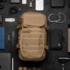 Un bolso molle de color caqui, listo para la aventura, rodeado de elementos esenciales: cartera, navaja, tablet, bolígrafos, botella de agua y más.