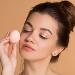 Jak używać gąbki do makijażu? Perfekcyjny makijaż bez smug!
